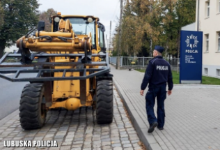 Chciał zrobić wrażenie na znajomej więc... zabrał jej koparkę