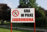 Czy zakaz gry w piłkę na osiedlu jest legalny?